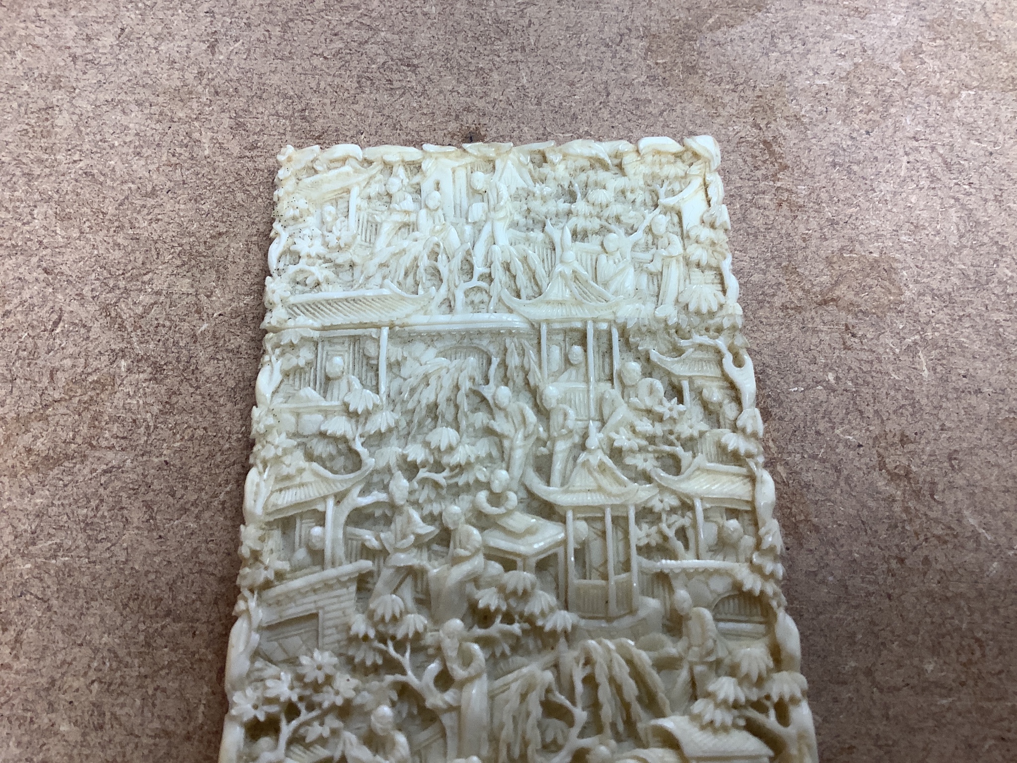 A Chinese Cantonese carved ivory card case, 10.8 cm